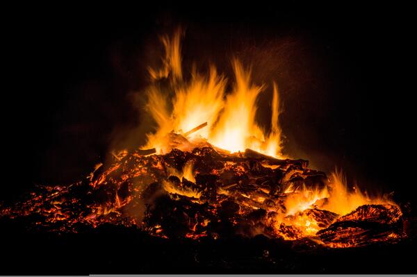Bild vergrößern: Osterfeuer