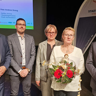 Bild vergrößern: Andrea Drong (r.) wurde in der Kategorie "Soziales" mit dem Ehrenpreis "Salzlandfrau" ausgezeichnet.