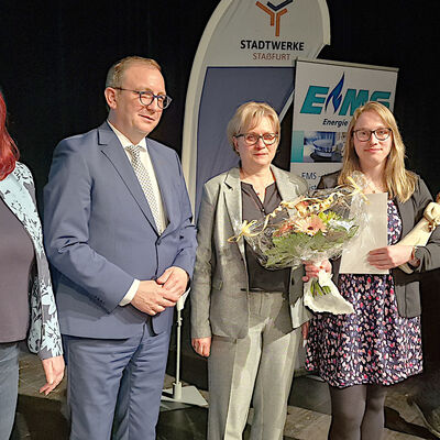 Bild vergrößern: Adelina Boltzmann (r.) wurde in der Kategorie "Junges Engagement" mit dem Ehrenpreis "Salzlandfrau" ausgezeichnet.