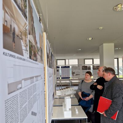Bild vergrößern: Studenten der TU Dresden haben Gestaltungsideen prsentiert. Es geht um die Visualisierung der Idee, die Parkflche Vorderbreite/Hinterbreite als Kulturinsel zu entwickeln.