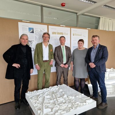 Bild vergrößern: Das Bild zeigt (v.l.) Gerhard Heise, Univ.-Prof. Dipl.-Ing. Ansgar Schulz, Oberbrgermeister Steffen Amme sowie Museumsleiterin Trisha Cisielskie und Matthias Poeschel, Vorstand der Aschersleber Kulturanstalt beim Besuch der TU Dresden.