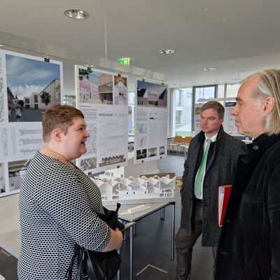 Bild vergrößern: Museumsleiterin Trisha Cisielskie im Gesprch mit Gerhard Heise von der TU Dresden im Beisein von OB Steffen Amme.