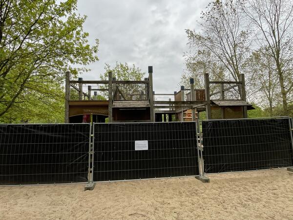 Bild vergrößern: Die abgesperrte Karawanserei in Aschersleben