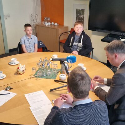 Bild vergrößern: SchlerInnen im Pressegesprch