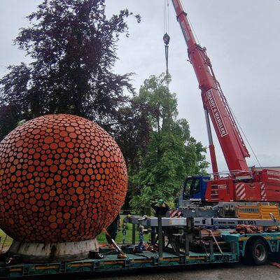 Bild vergrößern: Aus Brandenburg wurde die Orange mittels Schwerlasttransport nach Aschersleben gebracht und mit Hilfe eines Krans an ihren Standort in der Orangerie gehoben.