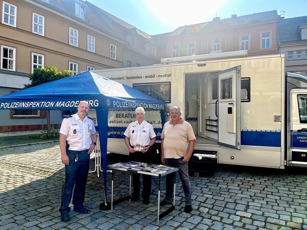 Bild vergrößern: Prventionsmobil auf Wochenmarkt