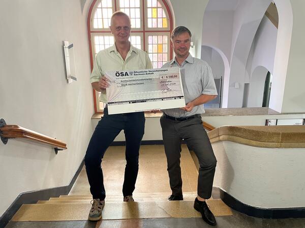Bild vergrößern: Bild im Rathausflur der Stadt Aschersleben mit Oberbrgermeister und SA-Vertreter