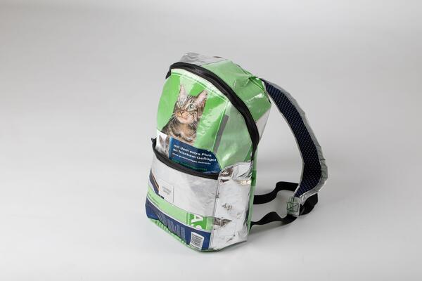 Bild vergrößern: Bild eines aus Verpackungsmaterial herstellten Rucksacks
