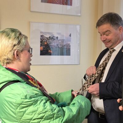 Bild vergrößern: Weiberfastnacht im Pressegesprch - Frauen des ACC Union gehen dem OB an die Krawatte