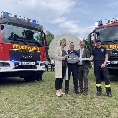 Bild vergrößern: bergabe - neue Fahrzeuge der Freiwilligen Feuerwehr der Stadt Aschersleben mit  Innenministerin Dr. Tamara Zieschang Oberbrgermeister Steffen Amme und den Kameraden der Freiwilligen Feuerwehr der Stadt Aschersleben