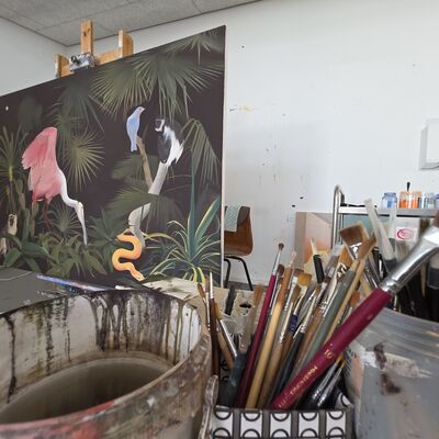 Bild vergrößern: Ein Blick in ein Atelier mit Leinwand und Pinseln.