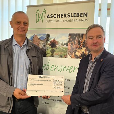 Bild vergrößern: SA-Agenturleiter Ronald Gattermann, links berreicht einen Scheck an Oberbrgermeister Steffen Amme