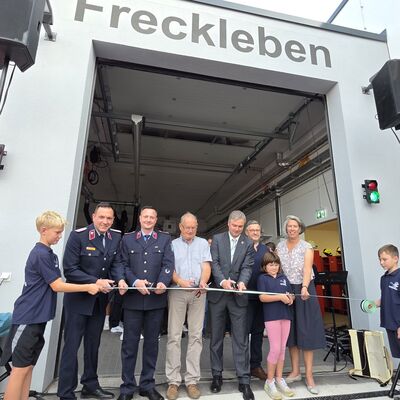 Bild vergrößern: Banddurchschnitt bei der Einweihung des Feuerwehrdepots Freckleben