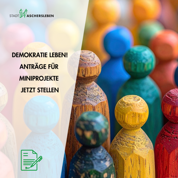 Bild vergrößern: Im Hintergrund sind bunte Holzfiguren zu sehen