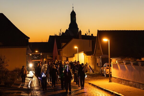 Bild vergrößern: St. Martinstag in den Kita Wipperstroche - Laternenumzug