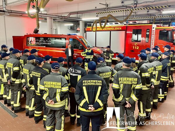 Bild vergr&ouml;&szlig;ern: �bergabe neues Mannschaftstransportfahrzeug - Feuerwehr Aschersleben