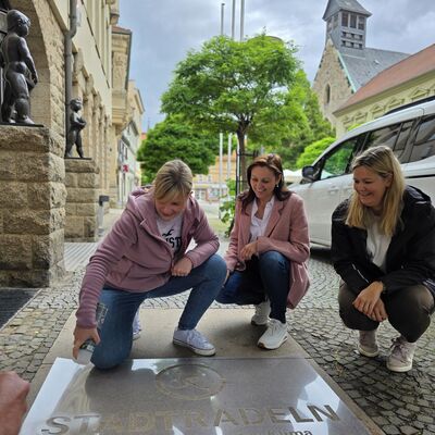 Bild vergr&ouml;&szlig;ern: Das Stadtradeln-Logo wird mit Kreidefarbe auf einen Gehweg aufgespr�ht.