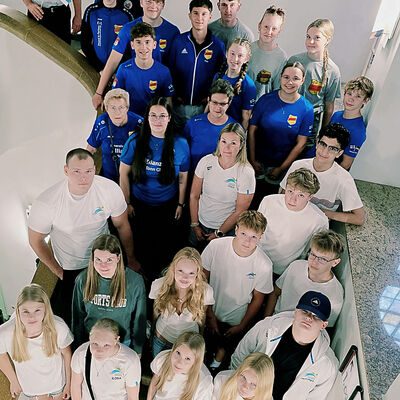 Bild vergr&ouml;&szlig;ern: Gruppenfoto auf einer Treppe