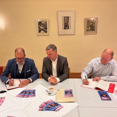 Bild vergr&ouml;&szlig;ern: Vertragsunterzeichung Sponsoring Salzlandsparkassen  Bundeskabarettfestival 2026