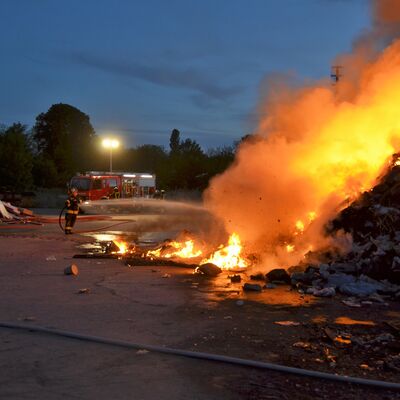 Bild vergrößern: Bild zeigt Kameraden der Feuerwehr im Einsatz