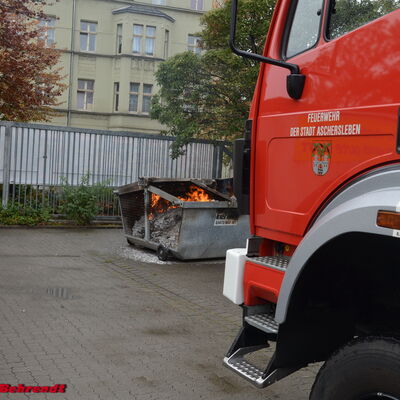 Bild vergrößern: Bild zeigt Kameraden der Feuerwehr im Einsatz