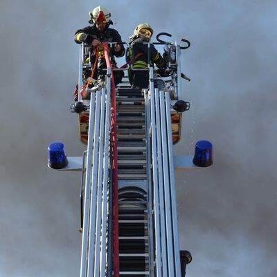 Bild vergrößern: Bild zeigt Kameraden der Feuerwehr im Einsatz