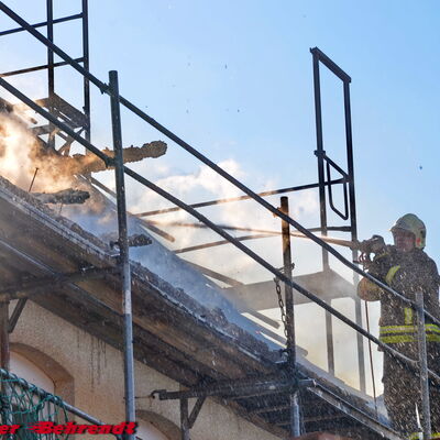 Bild vergrößern: Bild zeigt Kameraden der Feuerwehr im Einsatz