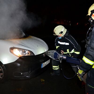 Bild vergrößern: Bild zeigt Kameraden der Feuerwehr im Einsatz