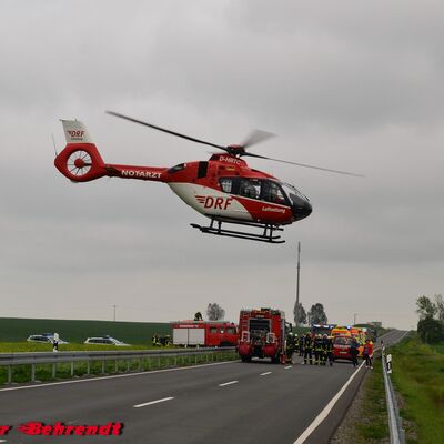 Bild vergrößern: Bild zeigt Kameraden der Feuerwehr im Einsatz