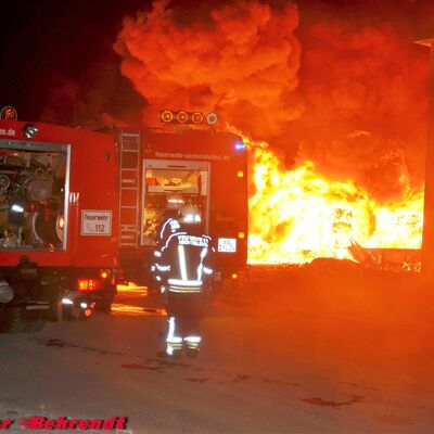 Bild vergrößern: Bild zeigt Kameraden der Feuerwehr im Einsatz