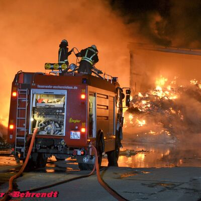 Bild vergrößern: Bild zeigt Kameraden der Feuerwehr im Einsatz