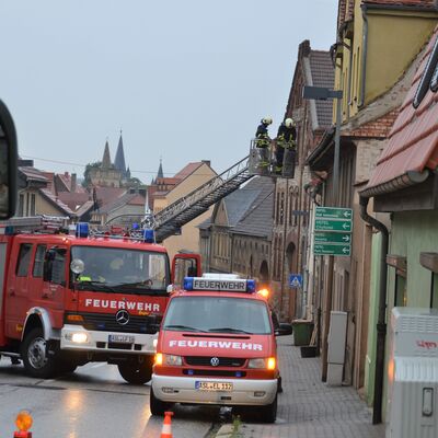 Bild vergrößern: Bild zeigt Kameraden der Feuerwehr im Einsatz