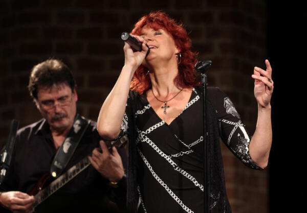 Bild vergrößern: Das preisgekrnte Duo "Capriccio" spielt im Aschersleber Museumshof.