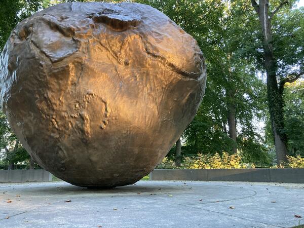 Bild vergrößern: Aschersleber Globus im Abendlicht