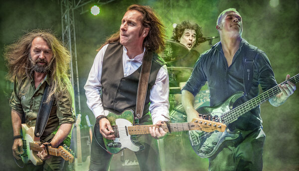 Bild vergr&ouml;&szlig;ern: Die Band Quotime spielt im Aschersleber Museumshof.
