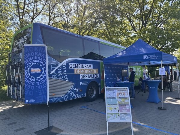 Bild vergr&ouml;&szlig;ern: Demokratiebus