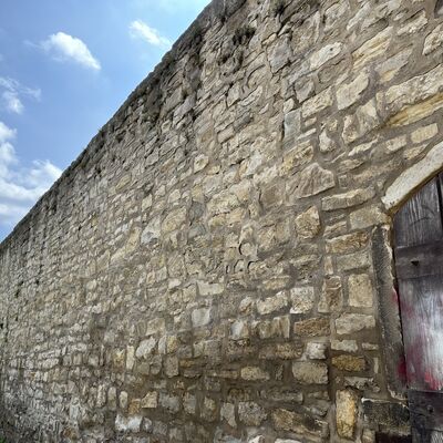 Bild vergrößern: Stadtmauer am Fue des Rabenturms