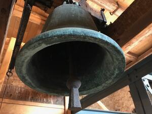 Bild vergrößern: Taufglocke aus dem 12. Jahrundert in der Drohndorfer Kirche "St. Marien"