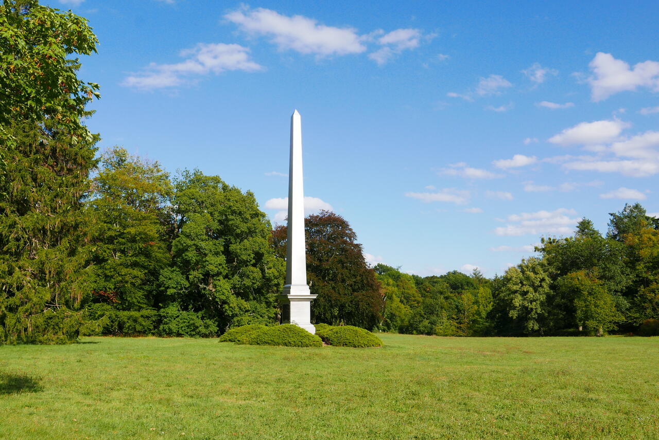 Bild vergrößern: Obelisk im Landschaftspark Degenershausen