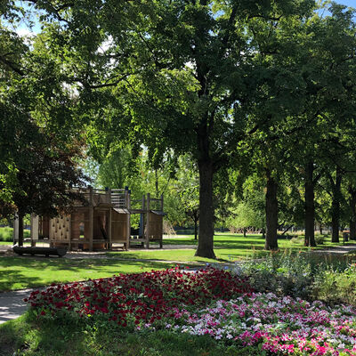 Bild vergrößern: Spielplatz Karawanserei im blhenden Grn