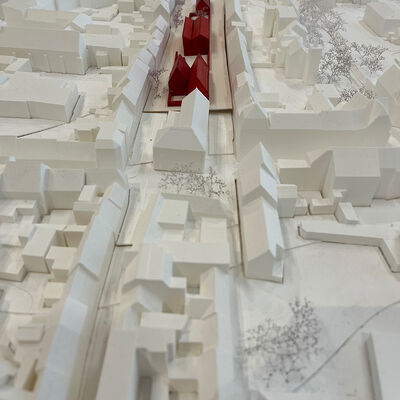 Kleine Modelle einer Kulturinsel von Architekturstudenten der TU Dresden können zur Ansicht in das große Stadtmodell integriert werden.