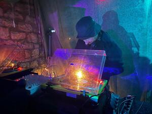 Bild vergrößern: Der DJ Gustav Eisenhauer legt bei der Fête de la musique Aschersleben 2024  im Biergarten am Bestehornhaus auf.