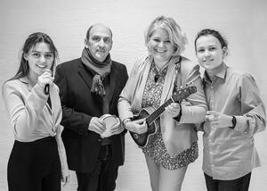 Bild vergrößern: Die Familienband "4FUN" spielt zur Fête de la musqiue 2024 im Kunstquartier Grauer Hof.