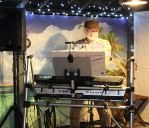 Bild vergrößern: Alleinunterhalter Frank Stawitz alias "...verrockt und zugehört ..." singt und spielt zur Fête de la musique im Aschersleber Museumshof.