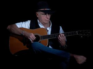 Bild vergrößern: Der Singer/Songwriter John D. Hanke spielt amerikanischen Folk auf der Bühne im Museumshof.