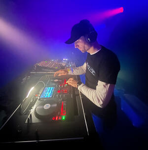 Bild vergrößern: Elektromusik mit "beParker" im Aschersleber Museumshof.