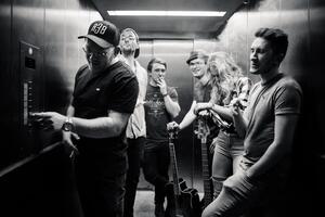 Bild vergrößern: Die Band "Probenlos" spielt zur Fête de la musique im Biergarten am Bestehornhaus.