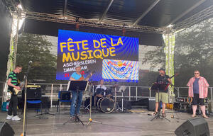 Bild vergrößern: Das Musikprojekt FaFaJaCs spielt zur Fête de la musqiue im Aschersleber Museumshof.