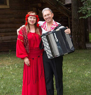 Bild vergrößern: Galyna und Volodymyr Geiko spielen für das Publikum unkrainische Lieder im Biergarten am Bestehornhaus.