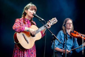 Bild vergrößern: Die französische Folk-Sängerin Amelie McCandless tritt im Museumshof zur Fête de la musiique auf.